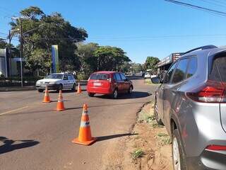 Carro invade preferencial e provoca capotagem na Vila Cruzeiro