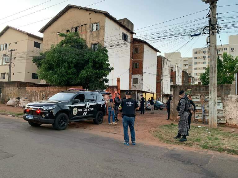 Cerca de 300 agentes públicos foram ao condomínio para a operação. (Foto: Polícia Civil)