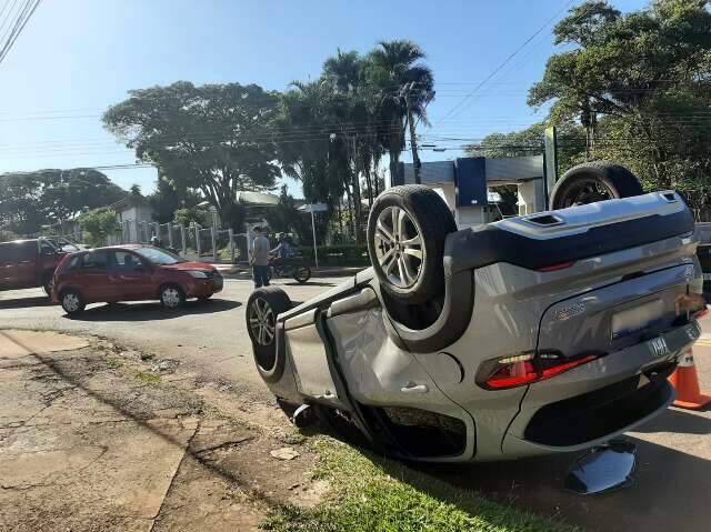 Carro invade preferencial e provoca capotagem na Vila Cruzeiro