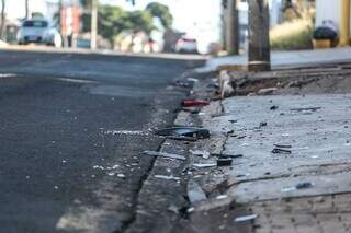 Ontem de manhã ainda havia vestígios do acidente no cruzamento das ruas Ceará e da Paz (Foto: Henrique Kawaminami)