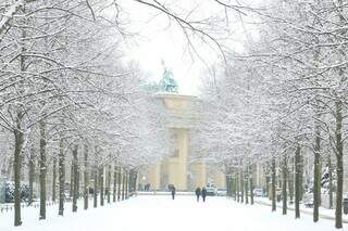 Em janeiro a cidade de Berlim fica coberta pela neve, a paisagem branca é fascinante, mas quem chega de clima tropical estranha - Foto: Reprodução