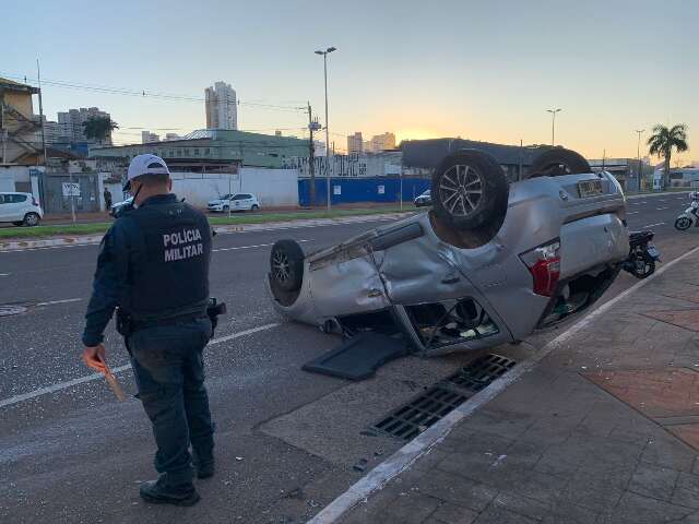Acidente entre carro e moto termina em capotagem no Centro da Capital