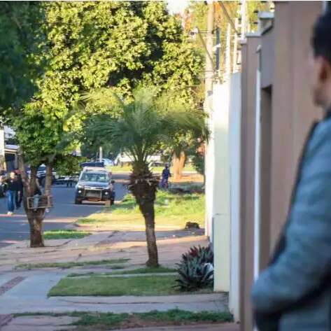 Alvos de viol&ecirc;ncia, moradores comemoram opera&ccedil;&atilde;o em condom&iacute;nio invadido