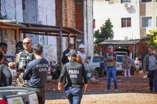Pagando at&eacute; R$ 400 por local invadido, h&aacute; 20 anos fam&iacute;lias resistem ao despejo 
