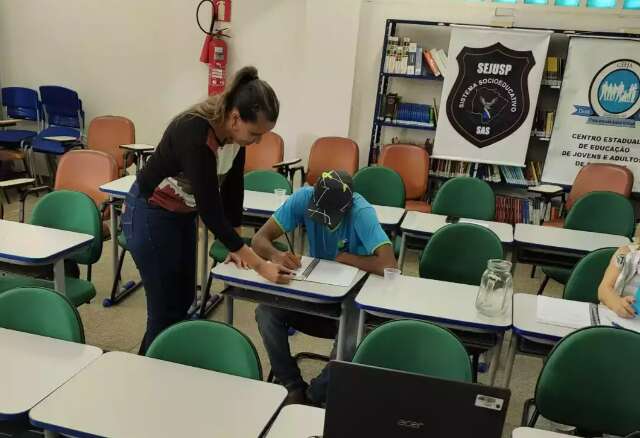 Até sem saber escrever, Unei leva jovens do crime à universidade