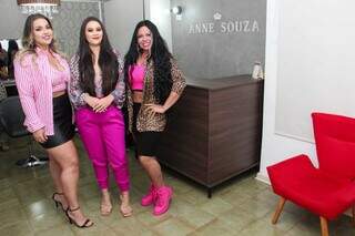 Amanda Borges e Anne Souza transformaram a ganhadora Bruna Fernanda (ao centro). (Foto: Juliano Almeida)