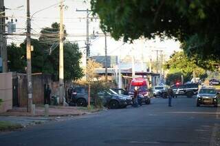 Rua isolada por policiais na manhã desta terça-feira. (Foto: Henrique Kawaminami)