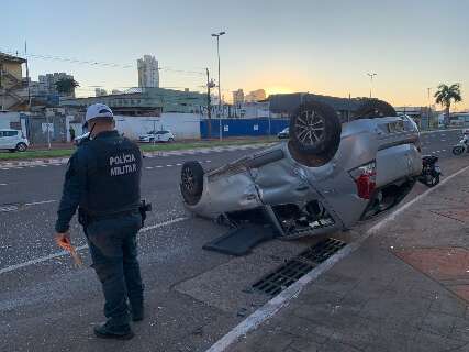 Acidente entre carro e moto termina em capotagem no Centro da Capital