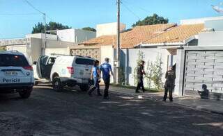 Perícia Técnica e policiais federais no local onde o homem morreu com tiro na cabeça (Foto: Direto das Ruas) 