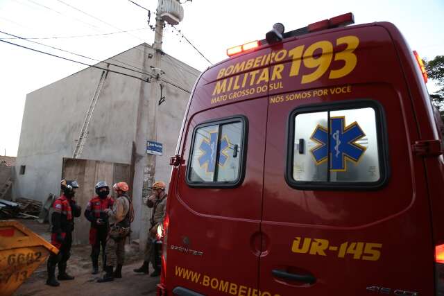 Homem &eacute; eletrocutado em telhado e resgatado pelo Corpo de Bombeiros 