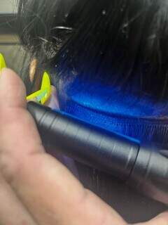 Outra novidade exclusiva do salão da Anne Souza é a aplicação do mega hair a laser. (Foto: Divulgação)