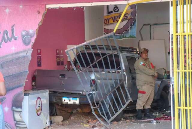 Caminhonete invade sorveteria da Capital, jovem fica ferido e motorista foge