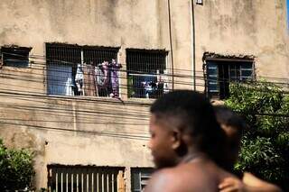 Prédio foi invadido por famílias carentes, que não tem condições de pagar o valor de um aluguel convencional. (Foto: Henrique Kawaminami)