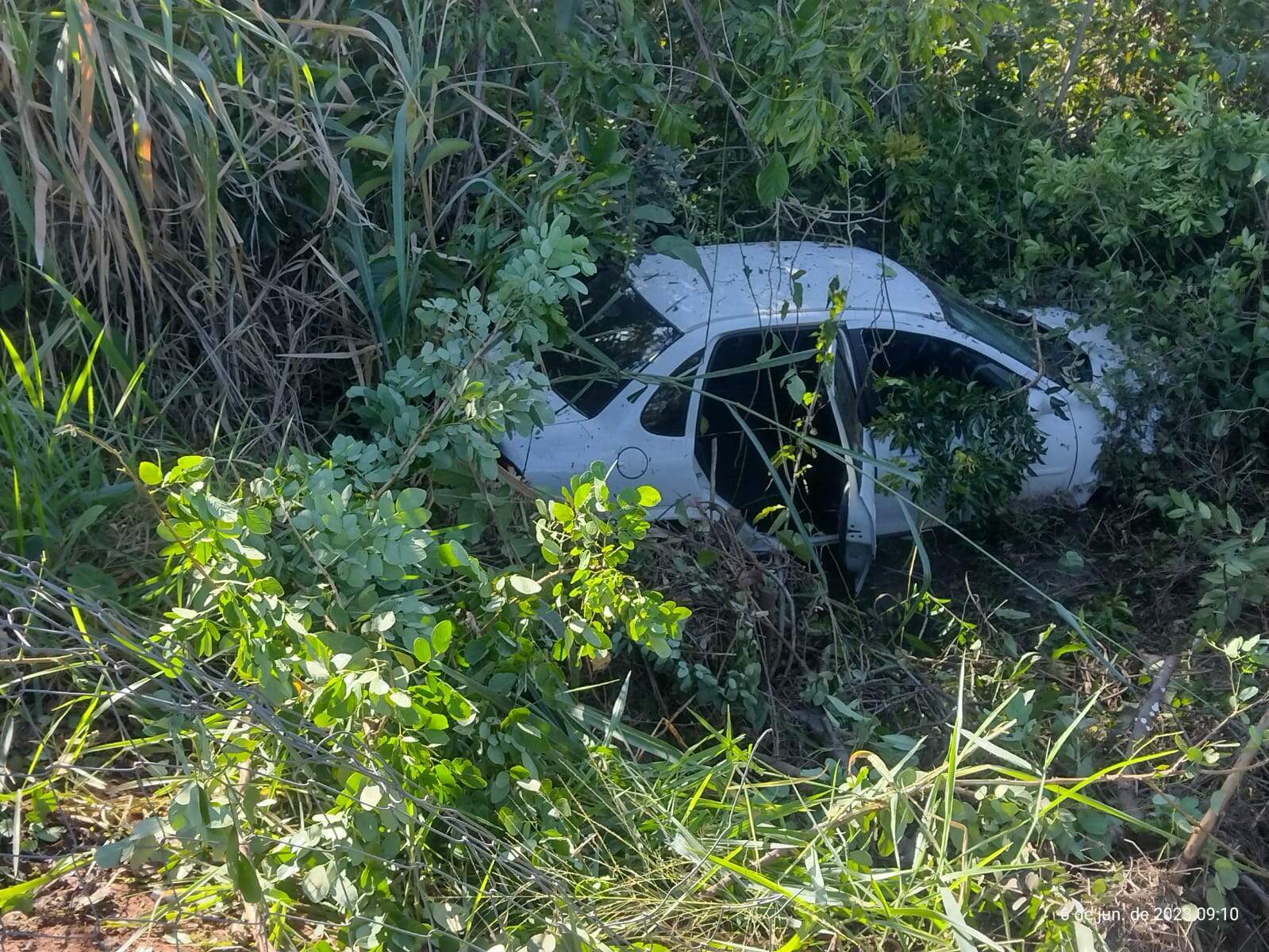 Motorista arrebenta cerca em curva e cai na Reserva Anhanduí