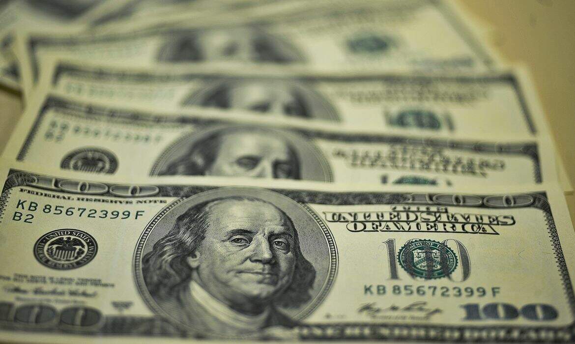 Dólar cai para R$ 4,91 em dia positivo para países emergentes