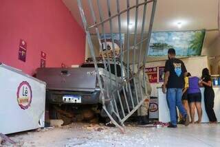 Caminhonete invade sorveteria da Capital, jovem fica ferido e motorista foge