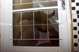 Moradores alegam vidros quebrados durante Operação. (Foto: Juliano Almeida)