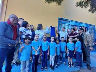 Momento do descerramento de placa que marca a reforma na Escola Municipal Professor Antônio Lopes Lins, no Portal Caiobá. (Foto: Caroline Maldonado)