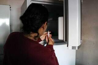 A medicação da mãe de Fabiana fica guardada na geladeira (Foto: Henrique Kawaminami)