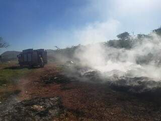 Área atingida pelas chamas oriundas da queima de pneus (Foto: Divulgação/CBMMS)