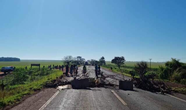 Ind&iacute;genas fecham rodovias em MS em dia de julgamento do marco temporal