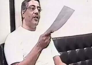 Maio de 2003, São Paulo: José Márcio Felício, o “Geleião”, conversa com o então promotor Marcio Sergio. Christino (Foto: Reprodução de vídeo divulgado pelo site Uol)