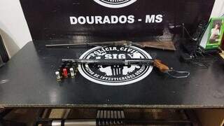 Escopeta calibre 12 e espingarda calibre 36 encontradas na casa de borracheiro (Foto: Adilson Domingos)