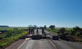 Indígenas bloqueiam BR-463, na altura do km 53, entre Ponta Porã e Dourados (Foto: Direto das Ruas)