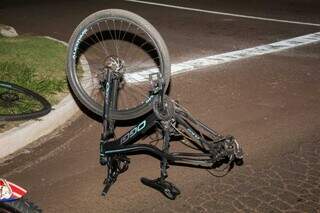 Bicicleta teve roda arrancada após colisão com motocicleta. (Foto: Juliano Almeida)