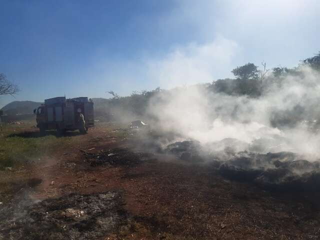 Fogo em pneus descartados &agrave;s margens de estrada mobiliza bombeiros em Corumb&aacute;