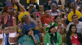 Do lado esquerdo, o advogado Eloy Terena que é secretário-executivo do Ministério dos Povos Indigenas acompanhou no plenário a votação do &#39;marco temporal&#39;, ao lado da ministra Sônia Guajajara. (Foto: Reprodução)