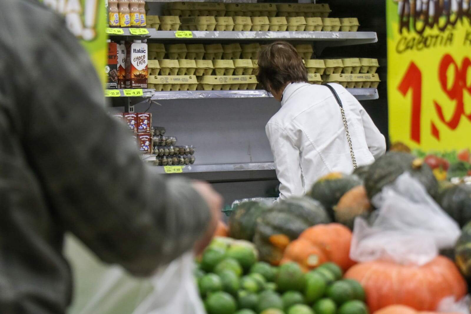 Queda na alimentação desacelera inflação em maio