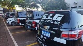 Viaturas da polícia em Dourados, onde são cumpridos mandados. (Foto: Adilson Domingos)