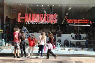 Fachada de loja de sapatos no Centro de Campo Grande no Dia dos Namorados (Foto: Kísie Ainoã/Arquivo)