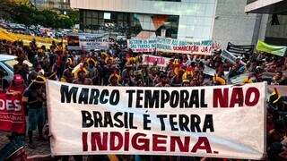 Grupo de indígenas se manifesta em Brasília contra a tese (Foto: Divulgação/Apib)