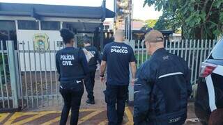 Policiais durante cumprimento de mandados em Dourados. (Foto: Adilson Domingos)