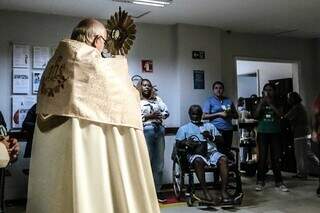 Pacientes se reuniram nos corredores para receber o bispo e ouvir cânticos de louvor. (Foto: marcus Maluf)