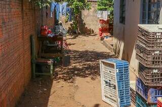 Quintal de casa vazio na manhã desta quinta-feira. (Foto: Henrique Kawaminami)