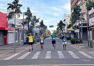 Corredores durante 1º edição da Maratona de Campo Grande, na rua 14 de Julho (Foto: Divulgação)