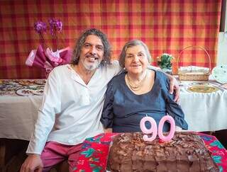 Emmanuel ao lado da mãe Sônia, que na época celebrou os 90 anos. (Foto: Arquivo pessoal)