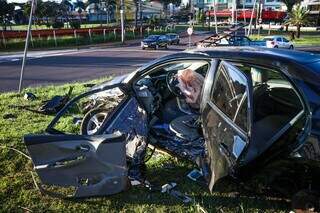 Carro que a vítima ocupava ficou destruído (Foto: Henrique Kawaminami) 