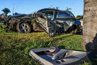 Toyota Corolla envolvido no acidente com caminhonete ficou com a lateral destruída (Foto: Henrique Kawaminami) 