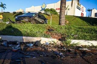 Toyota Corolla ficou destruído (Foto: Henrique Kawaminami) 