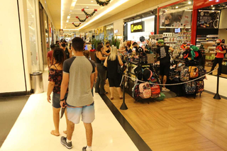 Pessoas circulam pelo corredor do Shopping Norte Sul. (Foto: Arquivo)