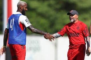 Gerson e Jorge Sampaoli se cumprimentando em treinamento (Foto: Divulgação/Flamengo)