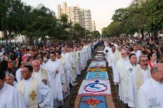 Procissão ao londgo do tapete de Corpus Christi nesta tarde. (Foto: Juliano Almeida)