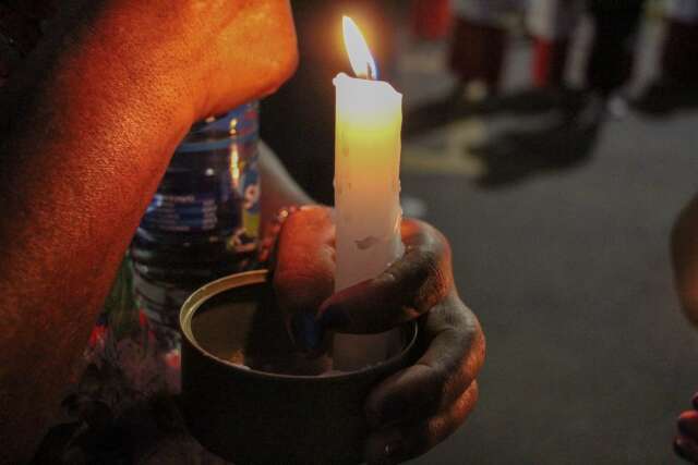 Antes manifesta&ccedil;&atilde;o de f&eacute;, entrega de velas &eacute; pedido por mais 10 anos de vida