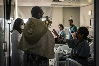 Momento de fé compartilhado entre autoridades da igreja cristã e fiéis internados nos leitos do hospital. (Foto: Marcus Maluf)