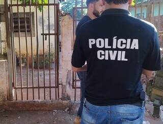 Polícia Civil compareceu à residência onde ocorreu o crime (Foto: Adilson Domingos)