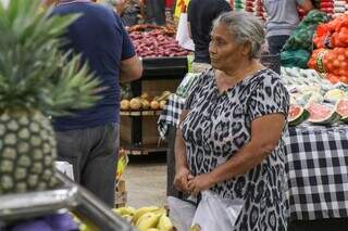 Edileusa olhando preço de frutas em supermercado (Foto: Henrique Kawaminami)